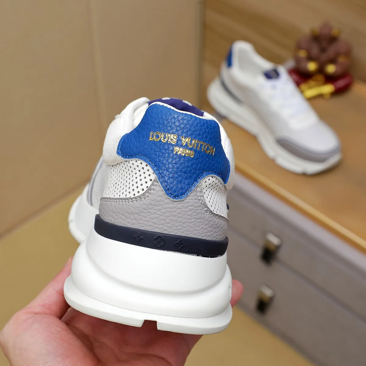 Ex-factory price: 440¥🌹🌹[LV Louis Vuitton] new low-top casual men's shoes. A must-have for fashionable men, new products are released in Hong Kong counters [strong], big-name style, European and American masters strongly create unique styles, comfortable on the feet, super soft outsole, super wear-resistant. Gives people a strong visual impact. Material: imported first-layer cowhide leather upper ➕rubber non-slip outsole, rubber graphics matching, 38 to 44